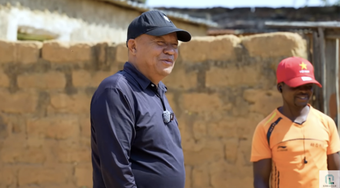 Ông Quang Quý - bố của Quang Linh sẽ phụ trách quá trình xây dựng nhà cho team châu Phi.