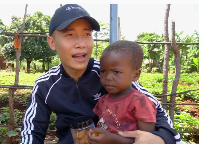 Trước đó Quang Linh đã xây sửa nhà cho gia đình Lôi Con, mua đất cho 2 em của Lôi Con.