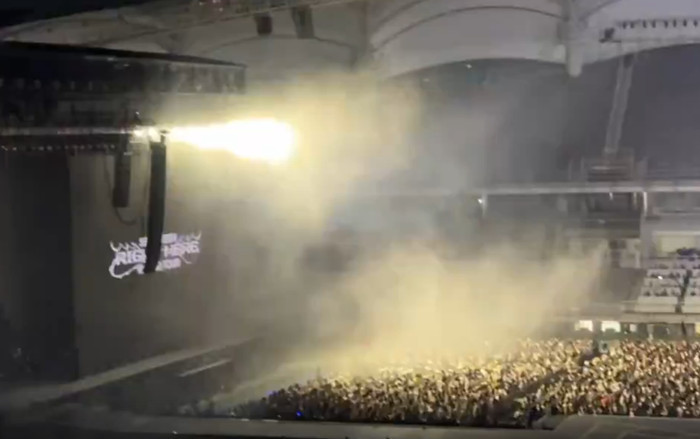 Sân khấu đêm nhạc bốc cháy, nhiều khán giả hoảng loạn Ảnh 2