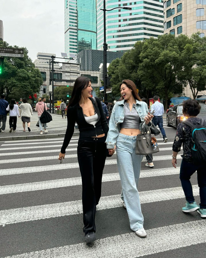 Hoa hậu Khánh Vân xách túi hiệu hàng trăm triệu đồng khi dạo phố cùng siêu mẫu Minh Tú.