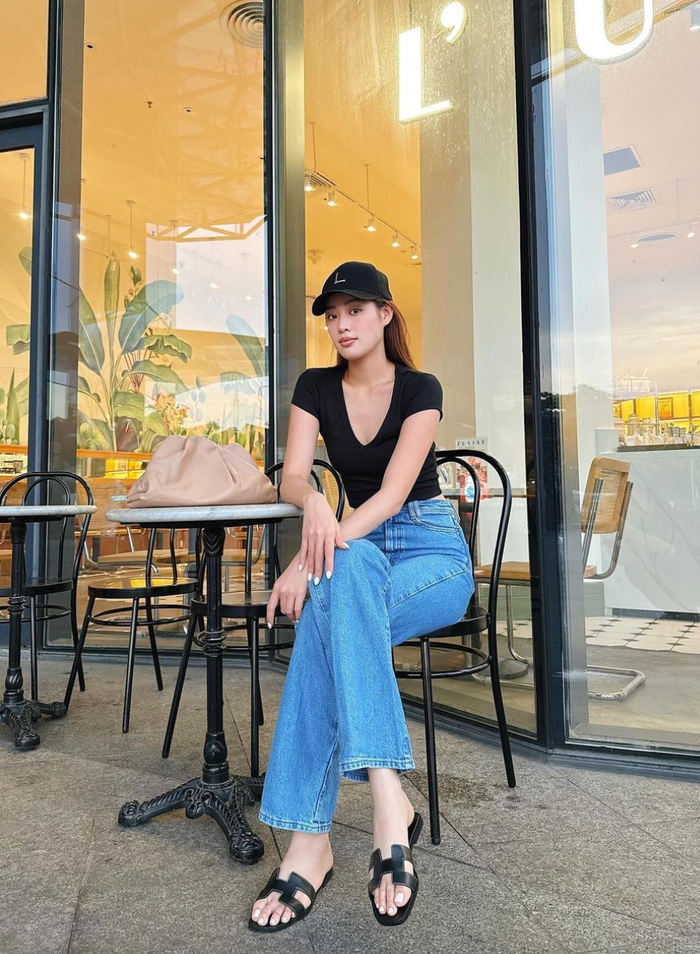 Cách đó 1 ngày, Hoa hậu Khánh Vân đăng tải hình ảnh xuống phố uống cà phê. Nàng hậu dát lên người mẫu túi và dép bệt hàng hiệu, tổng trị giá hơn 78 triệu đồng.