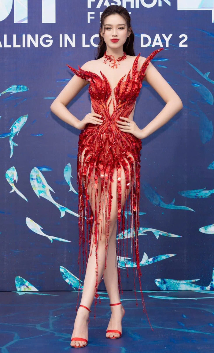 Thi thoảng, Hoa hậu Đỗ Thị Hà xuất hiện với mẫu jumpsuit ôm sát vóc dáng. Để tạo hiệu ứng chuyển động trong từng bước đi, thiết kế này còn đính thêm những đường tua rua kim tuyến lấp lánh.