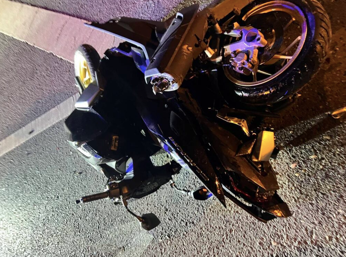 Hiện trường nơi xảy ra vụ va chạm giao thông giữa nam ca sĩ Sirisak “Tik” Nantasane với xe máy do cô gái tên Meiji (28 tuổi) điều khiển. 