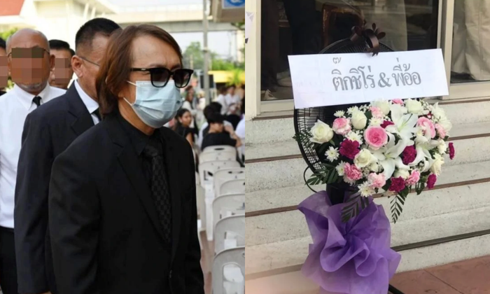 Nam ca sĩ Sirisak “Tik” Nantasane lộ diện tiều tuỵ, gửi lẵng hoa ở tang lễ của Nong Meiji - cô gái xấu số qua đời vì tai nạn giao thông. 