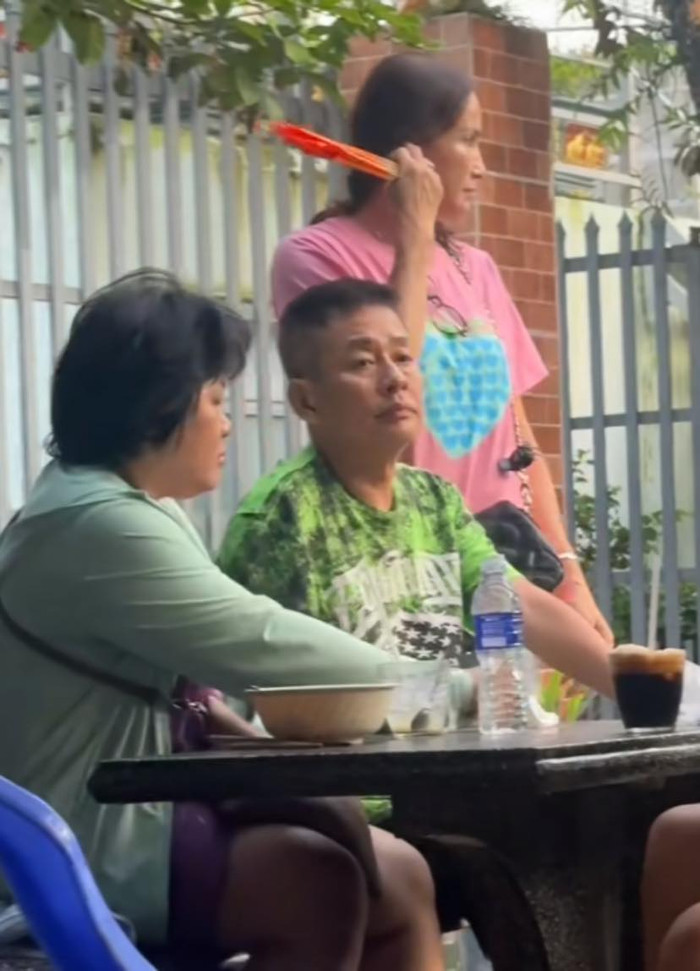 Nghệ sĩ Tấn Beo gầy gò, đi lại khó khăn, cần có người dìu.