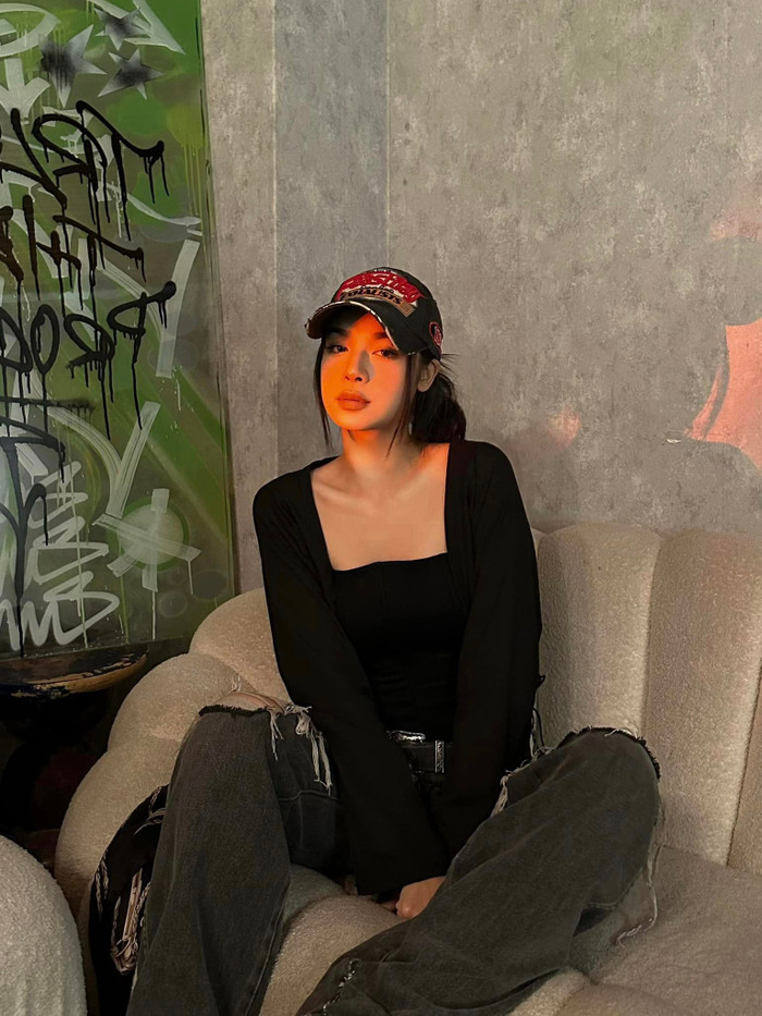 Nhờ sở hữu gương mặt sắc nét cùng vẻ đẹp cá tính, sắc sảo nên Võ Hoài Anh rất ăn ảnh, đa dạng trong mọi phong cách.