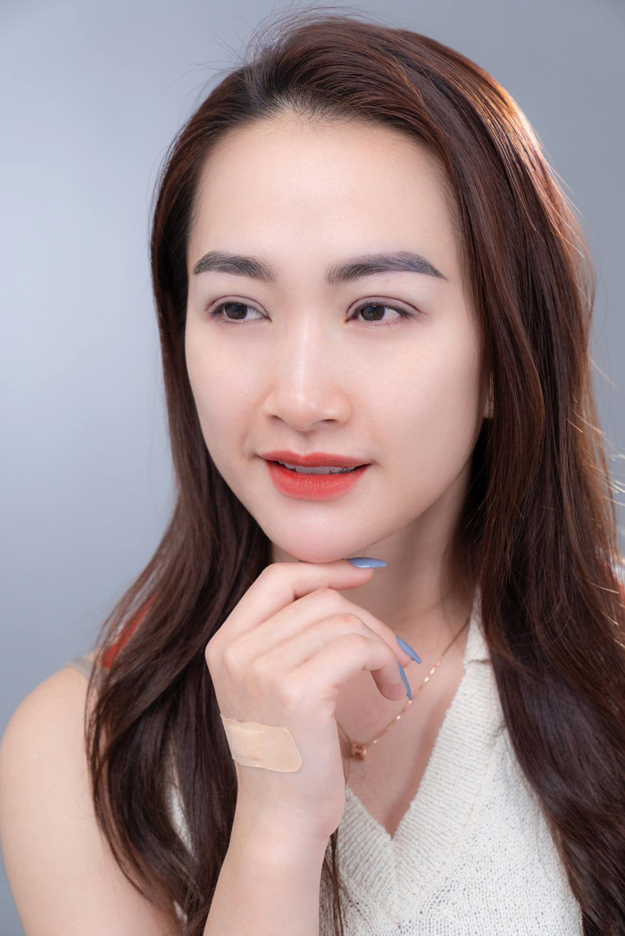 Nhan sắc vợ Hà Việt Dũng sau nhiều lần cắt mí.