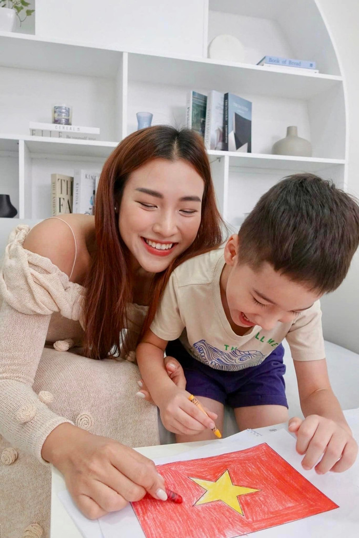 Hoàng Oanh dành trọn tình thương cho quý tử.