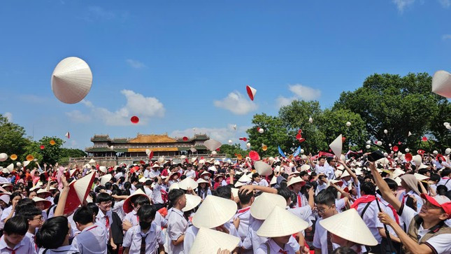 Khán giả tại điểm cầu Thừa Thiên - Huế vỡ oà với chiến thắng của Phú Đức. Ảnh: Ngọc Văn