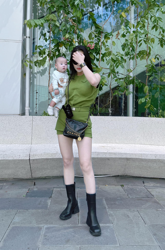 Showbiz 13/10: Phương Oanh được nhiều khán giả khen ngợi sau màn 'thả dáng' cùng quý tử Jimmy. Ảnh: FBNV