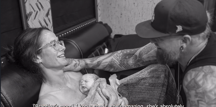 Vợ nam ca sĩ nổi tiếng sinh con trên xe buýt Ảnh 6