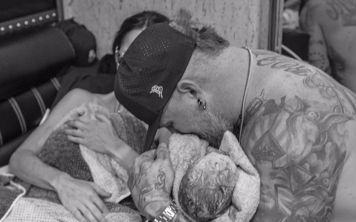 Vợ nam ca sĩ nổi tiếng sinh con trên xe buýt Ảnh 2