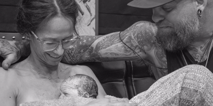 Vợ nam ca sĩ nổi tiếng sinh con trên xe buýt Ảnh 2