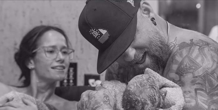 Vợ nam ca sĩ nổi tiếng sinh con trên xe buýt Ảnh 3