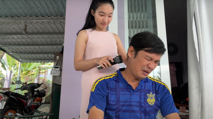 Tiết Cương đăng video ghi lại cảnh được vợ cắt tóc tại nhà.