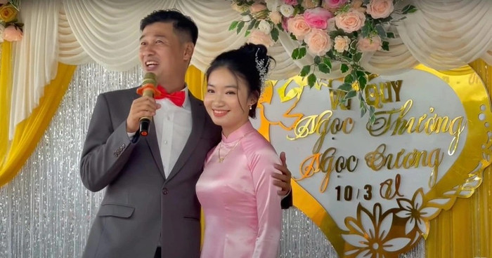 Tiết Cương tổ chức đám cưới giản dị bên vợ hồi 2022.