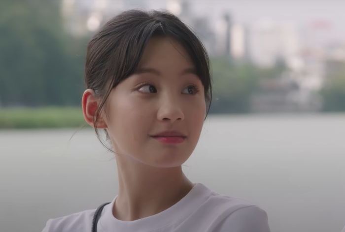 Kịch bản không còn hấp dẫn, Đi giữa trời rực rỡ tiếp tục gặp vấn đề về việc chèn quảng cáo lộ liễu, vụng về. 