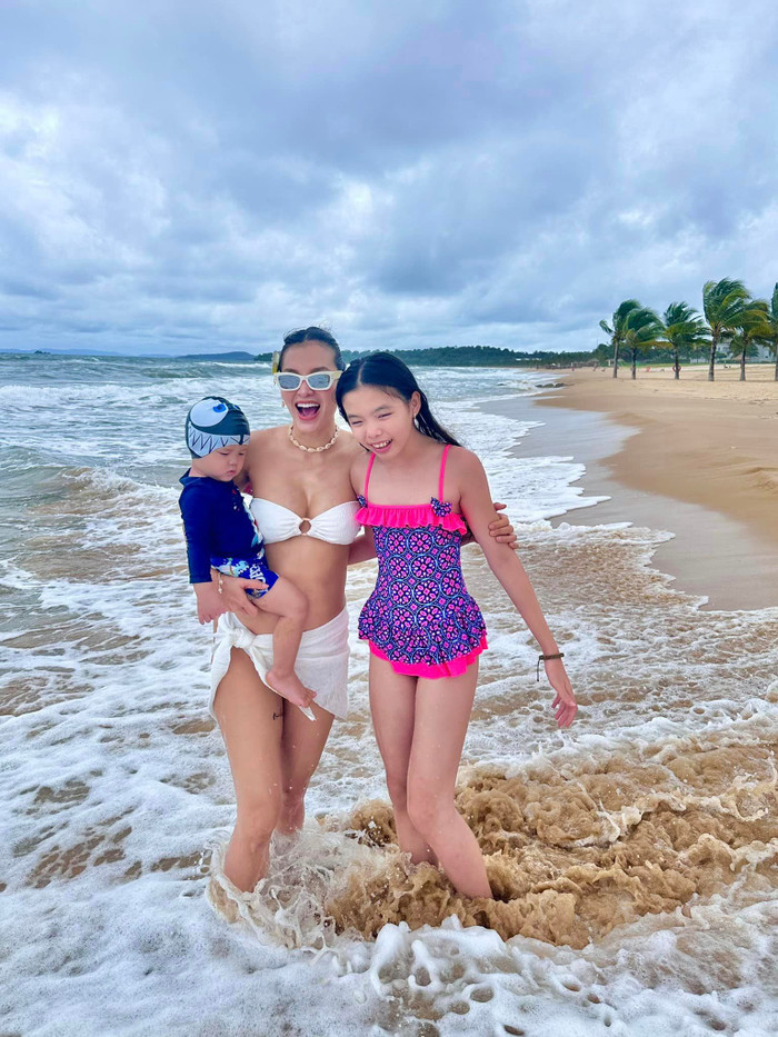 Phương Trinh Jolie hạnh phúc chụp ảnh cùng các con trong chuyến đi du lịch. Ảnh: FBNV