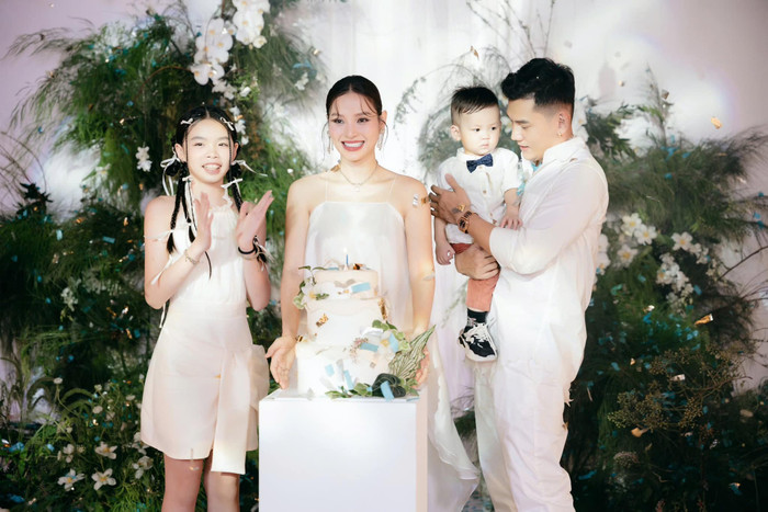 Phương Trinh Jolie được ông xã và các con tổ chức tiệc sinh nhật. Ảnh: FBNV