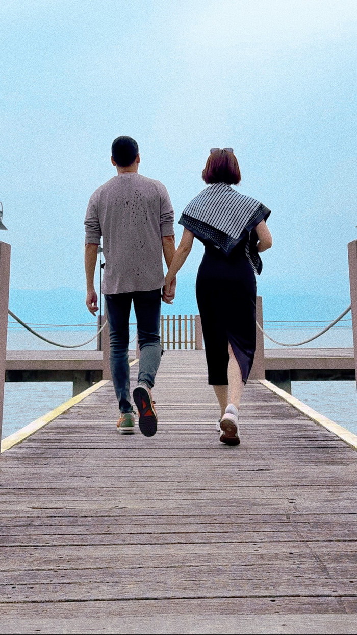 Hương Giang tích cực chia sẻ hình ảnh hạnh phúc bên bạn trai giấu mặt từ cuối năm 2023.