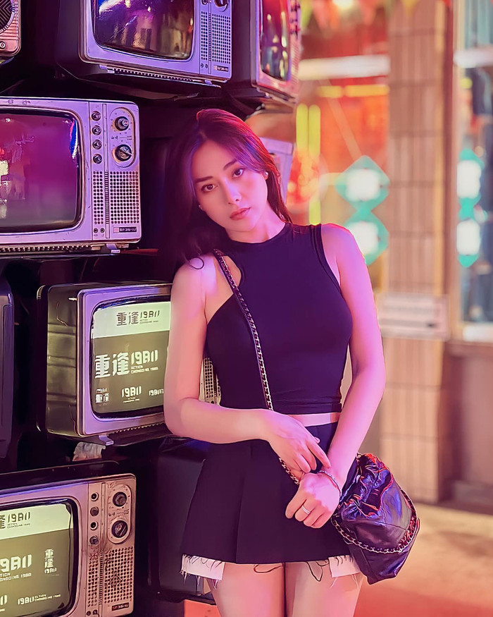 Phương Oanh liên tục phối mẫu túi hàng hiệu này chung với những trang phục mang hơi hướng năng động, cá tính. Đây được đánh giá là 'mẫu số chung' trong thời trang của nữ diễn viên trong những lần dạo chơi phố xá.