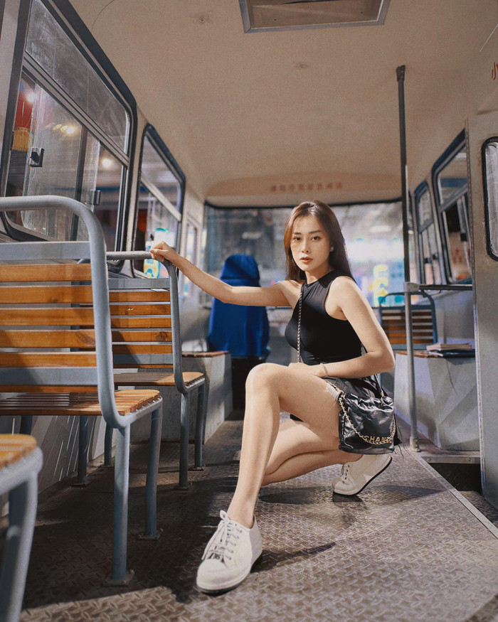 Mẫu túi hàng hiệu này thường được Phương Oanh phối đồ theo công thức 'ton sur ton'. Nó hiểu đơn giản chính là việc nữ diễn viên diện nguyên cây đồ có màu sắc đồng bộ với túi xách.