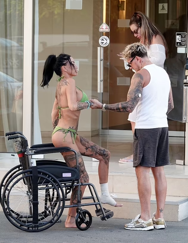 Cách đây không lâu, Katie Price gây tranh cãi khi vô tư diện bikini ngắn cũn, ngồi xe lăn đến bệnh viện.