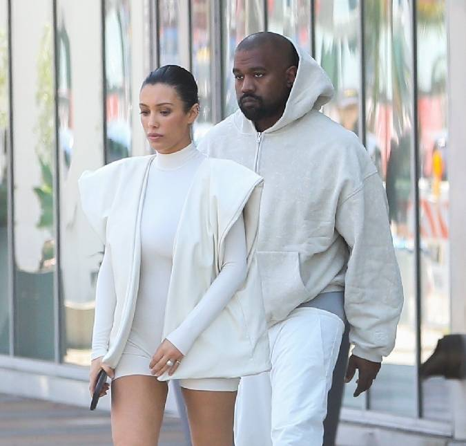 Kanye West và vợ Bianca Censori (trái). Nam rapper đã kết hôn với Bianca từ tháng 12/2022. Họ kết hôn chỉ một tháng sau khi anh hoàn tất thủ tục ly hôn với vợ cũ Kim Kardashian.