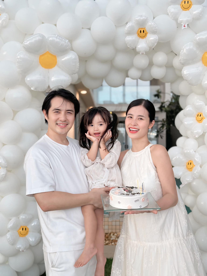 Đông Nhi hạnh phúc đón tuổi mới bên gia đình.