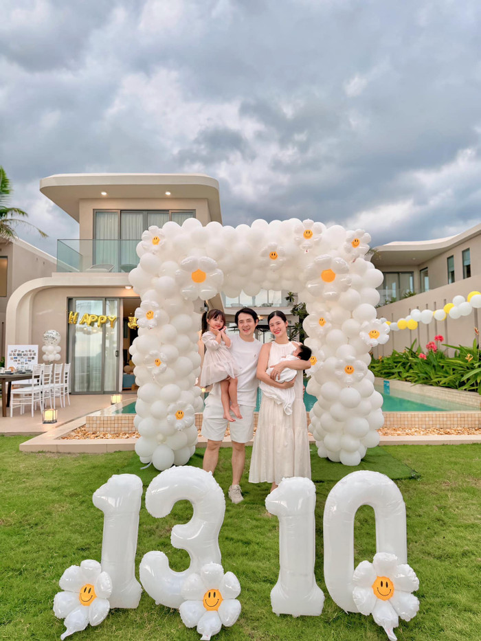Mẹ bỉm Đông Nhi với visual phát sáng.