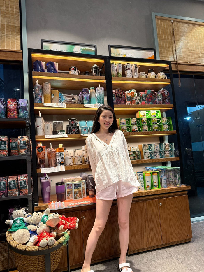 Đôi chân dài của vợ Quang Hải nhận được nhiều lời khen ngợi. 