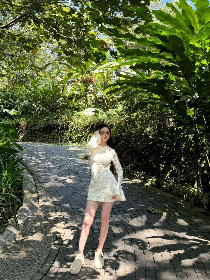 Vợ Quang Hải hiện đã thoải mái diện các trang phục bó sát, khoe trọn đường cong gợi cảm của cơ thể.