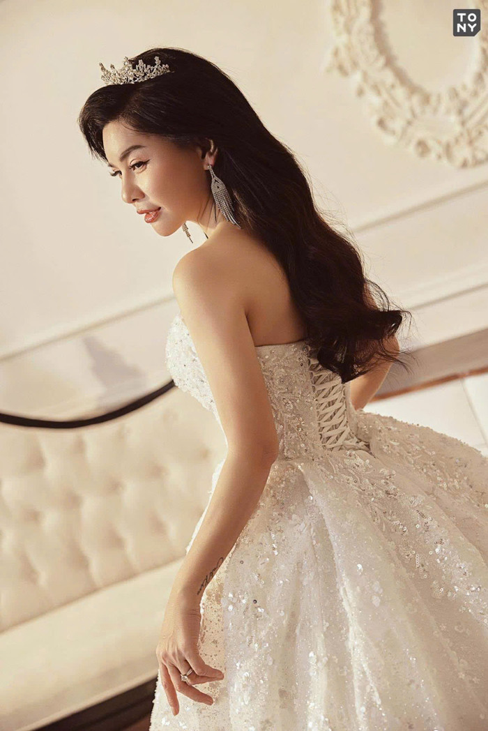 Cát Phượng xinh đẹp trong bộ váy cô dâu.