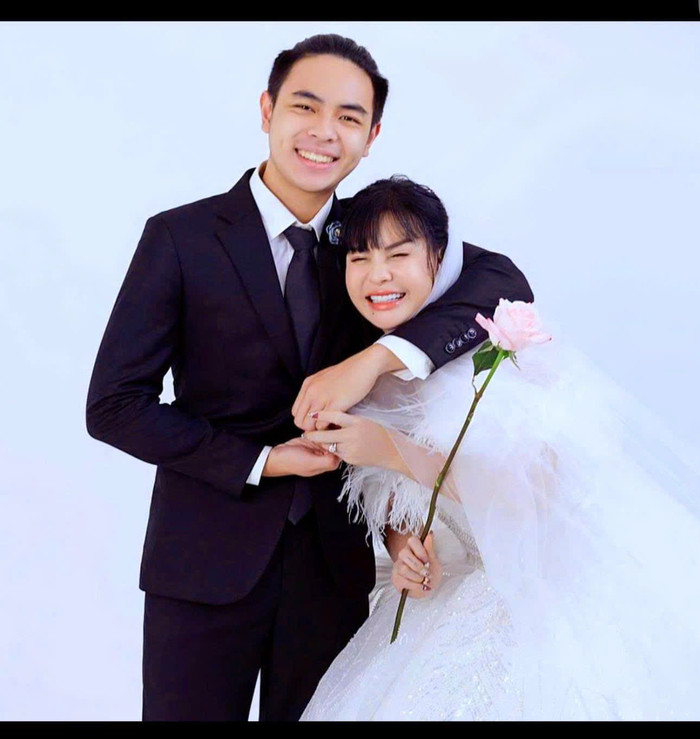 Cát Phượng và con trai.