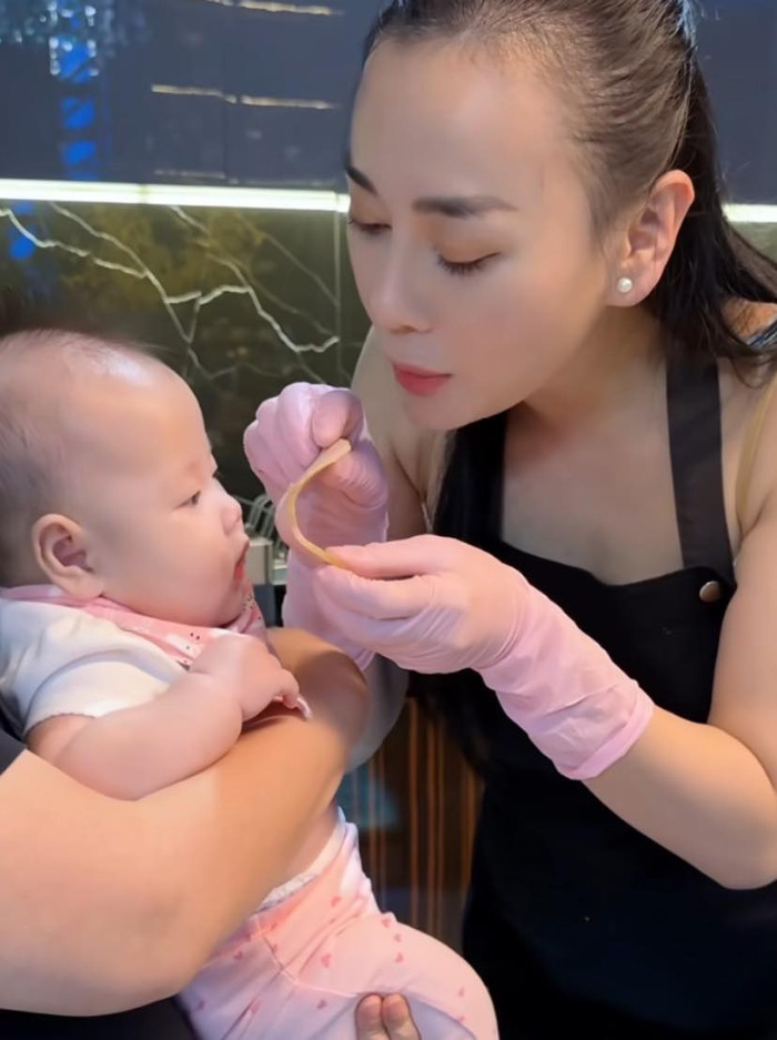 Phương Oanh đảm đang vào bếp, phản ứng của 2 nhóc tỳ đốn tim dân mạng Ảnh 2