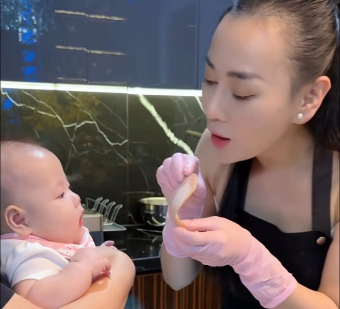 2 nhóc tỳ vào bếp thăm mẹ Phương Oanh nấu nướng.