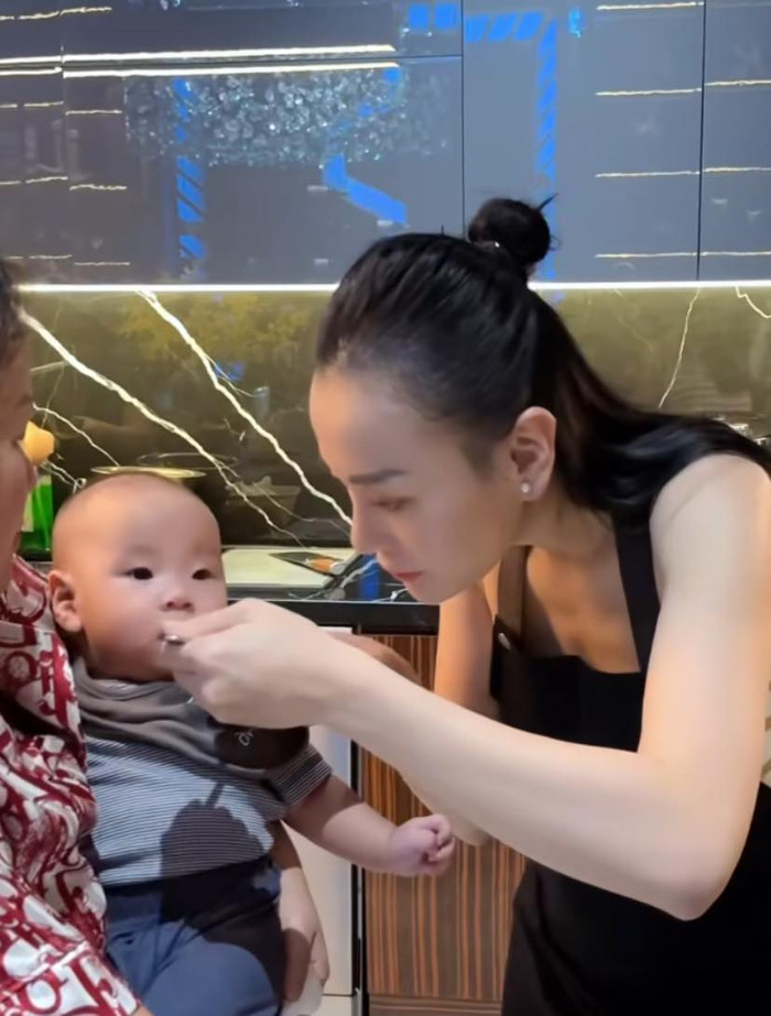 Phương Oanh đảm đang vào bếp, phản ứng của 2 nhóc tỳ đốn tim dân mạng Ảnh 1