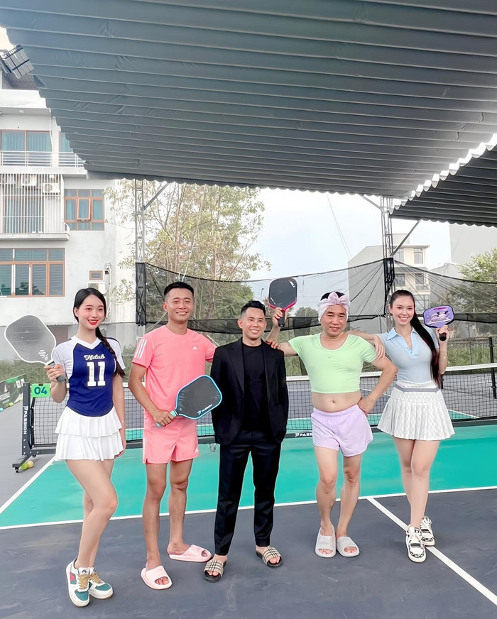Thời trang chơi Pickleball của Quang Linh Vlogs nhận về nhiều sự quan tâm.