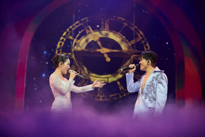 Quốc Thiên có những màn song ca với Uyên Linh hay Phương Linh. 