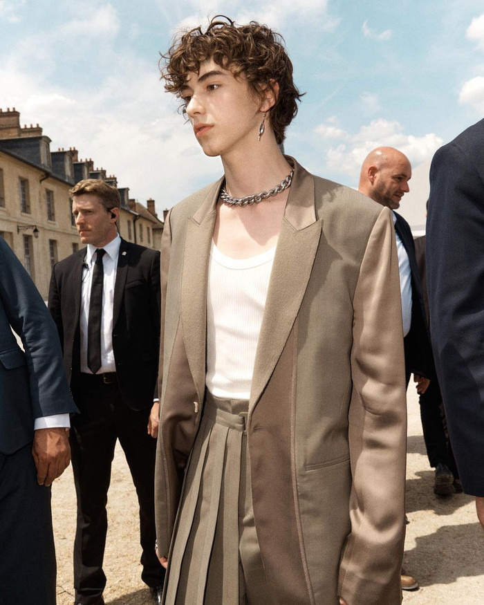 Phong cách thời trang 'Babygirl man' được hiểu đơn giản chính là gu ăn mặc mềm mại, đáng yêu của phái mạnh. (Ảnh: Daniel Millar)