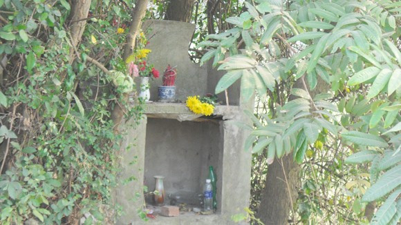 Ngôi mộ được người dân cúng bái cẩn thận.