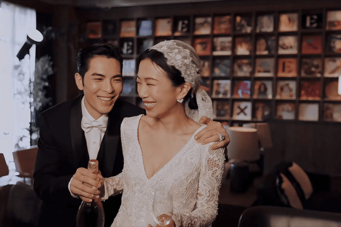 Tiêu Kính Đằng tung bộ ảnh cưới bên vợ là nữ quản lý lớn hơn anh 14 tuổi.