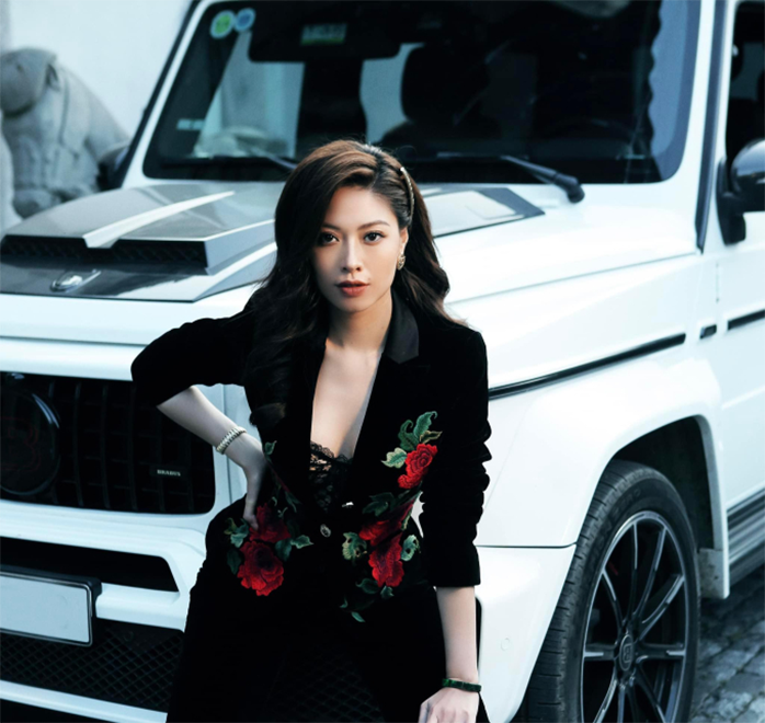 Ngọc Trinh vừa sở hữu nhan sắc hút hồn, vừa khiến dân tình trầm trồ với cuộc sống sang chảnh. 