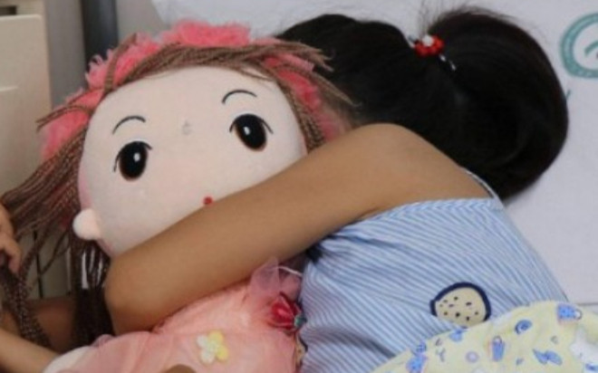 Bé gái sợ búp bê bố tặng, mẹ lờ đi cho đến khi con sốt cao mới bàng hoàng Ảnh 2