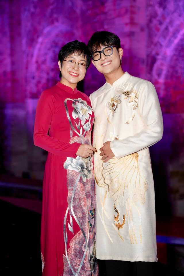 Tít thừa hưởng nhiều nét đẹp của mẹ.