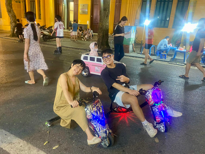 MC Thảo Vân cùng con trai đi dạo ở phố đi bộ cuối tuần.