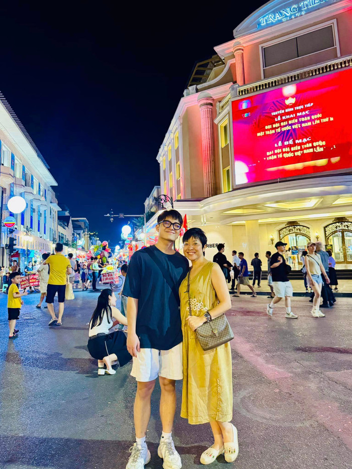 Tít cao vượt cả mẹ, ngày càng điển trai.