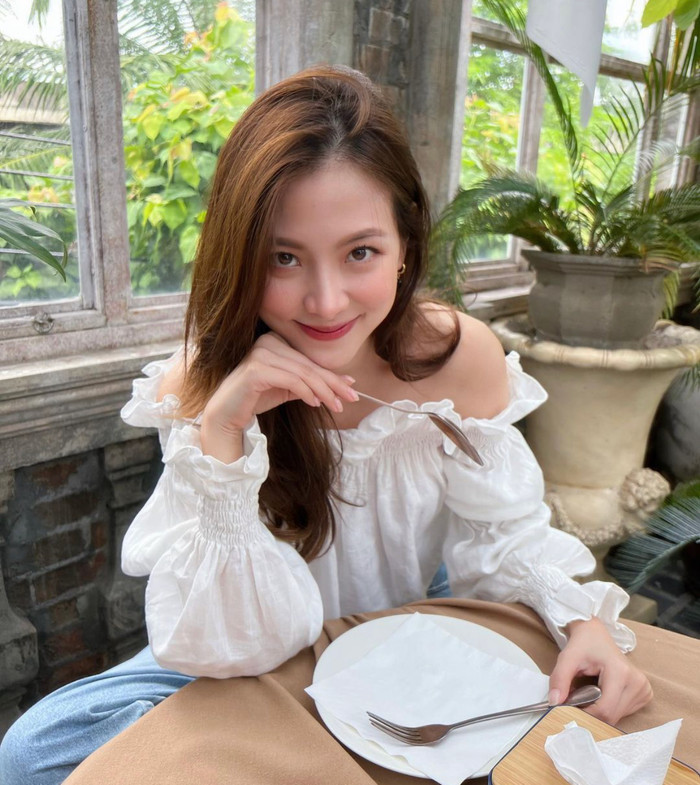 Baifern Pimchanok quan tâm đến chế độ ăn uống khoa học, cắt giảm tinh bột, chú trọng giấc ngủ và bổ sung thêm vitamin - collagen.