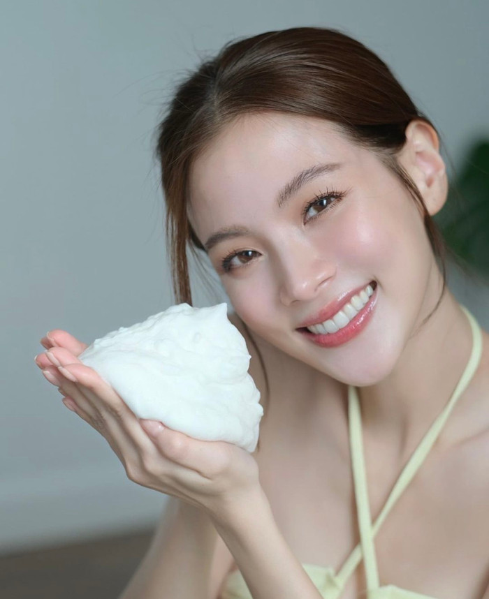 Chu trình chăm sóc da của Baifern Pimchanok khá đơn giản, chỉ gồm 3 bước: tẩy trang, sữa rửa mặt và kem chống nắng.