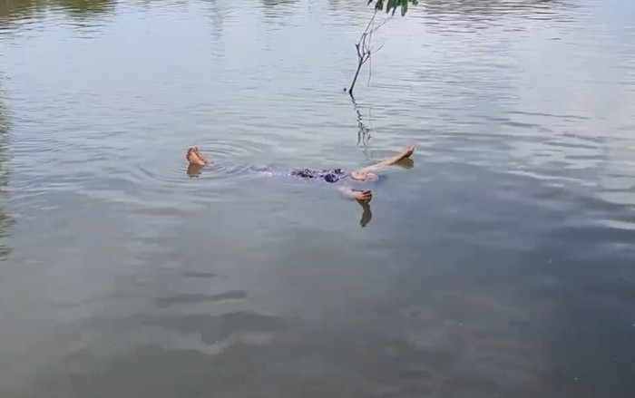 Hai người phụ nữ có khả năng nổi trên mặt nước hàng giờ đồng hồ, nhiều người kinh ngạc Ảnh 2